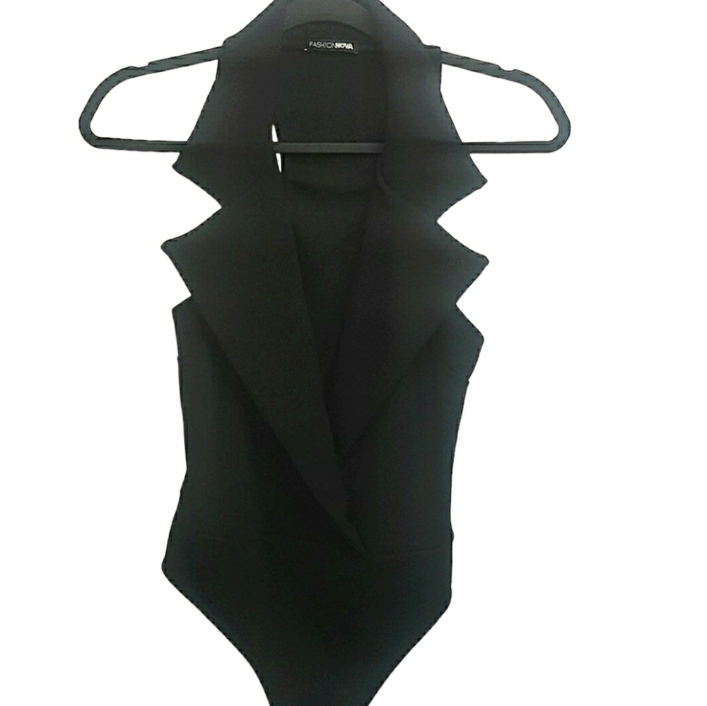 Black collard sleeveless bodysuit